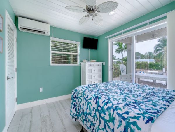 Canal Front 4 Bedroom Vacation Home in Marathon