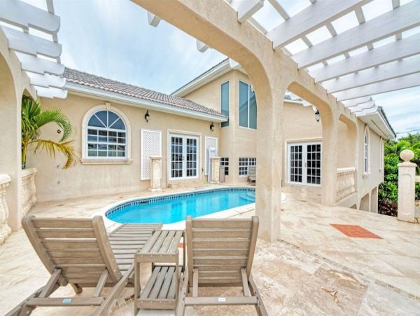 Marathon Vacation Home 5 Bedroom Sleeps Twelve Guests