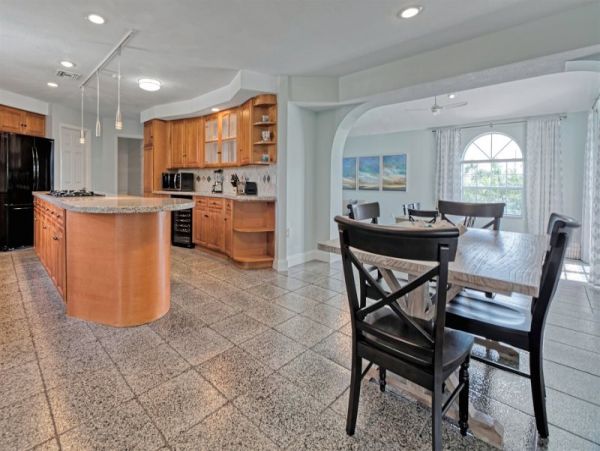 Marathon Vacation Home 5 Bedroom Sleeps Twelve Guests