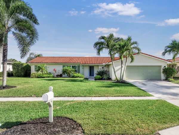 Three Bedroom Marco Island Vacation Home with Caged Pool