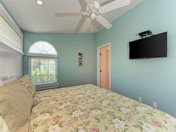 Holmes Beach Three Bedroom Vacation Home Sleeps Six Guests