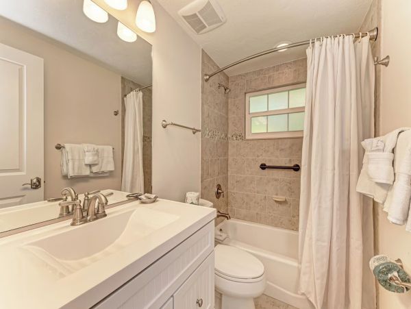 Holmes Beach Three Bedroom Vacation Home Sleeps Six Guests