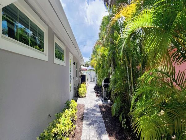 Holmes Beach Three Bedroom Vacation Home Sleeps Six Guests