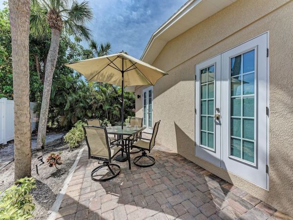 Holmes Beach Three Bedroom Vacation Home Sleeps Six Guests