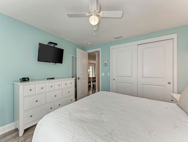 Holmes Beach Three Bedroom Vacation Home Sleeps Six Guests