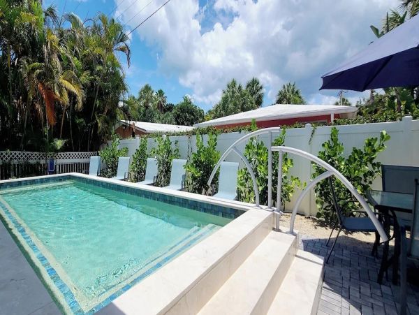 Holmes Beach Three Bedroom Vacation Home Sleeps Six Guests