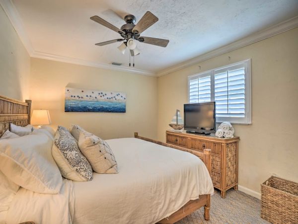 Three Bedroom Marco Island Home Caged Pool Sleeps 6 Guests