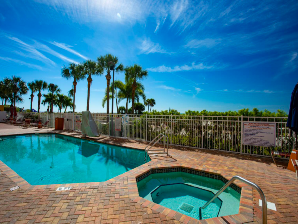 Beachfront 2 Bedroom Condo in Treasure island