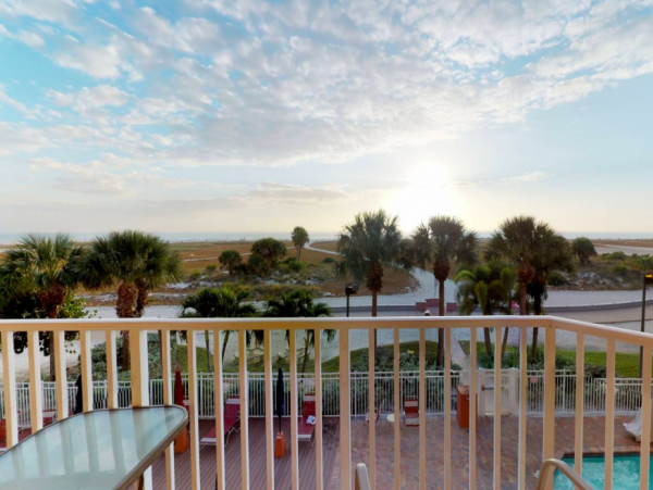 Beachfront 2 Bedroom Condo in Treasure island