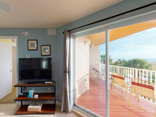 Beachfront 2 Bedroom Condo in Treasure island