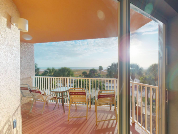 Beachfront 2 Bedroom Condo in Treasure island