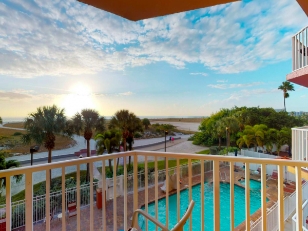 Beachfront 2 Bedroom Condo in Treasure island