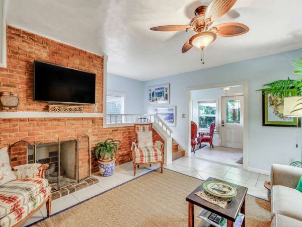 Charming Two Bedroom Lake Worth Vacation Home