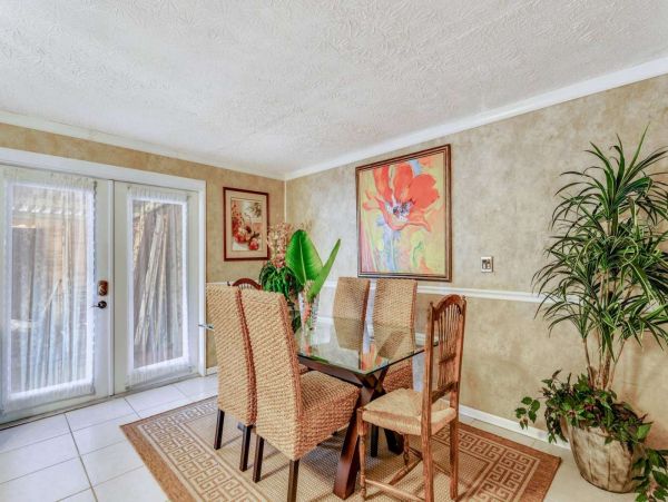 Charming Two Bedroom Lake Worth Vacation Home