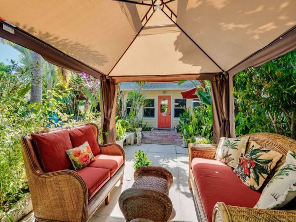Charming Two Bedroom Lake Worth Vacation Home