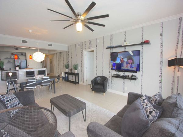 Beautiful Condo with Views of the Maria & 1.5 Blocks to Beach