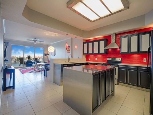 Beautiful Condo with Views of the Maria & 1.5 Blocks to Beach