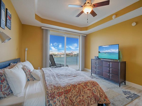 Beautiful Condo with Views of the Maria & 1.5 Blocks to Beach