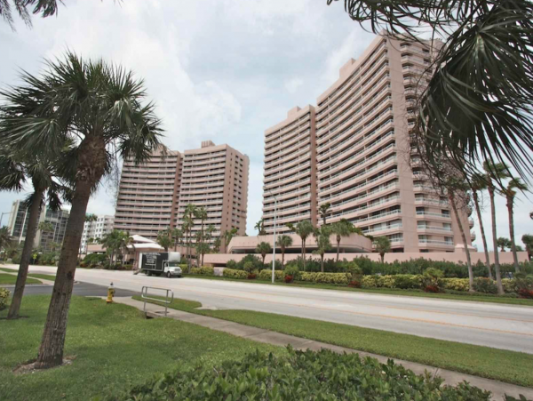 Rare find! Directly on Sand Key Beach 1/2 mile South of Clearwater Beach