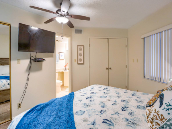Rare find! Directly on Sand Key Beach 1/2 mile South of Clearwater Beach