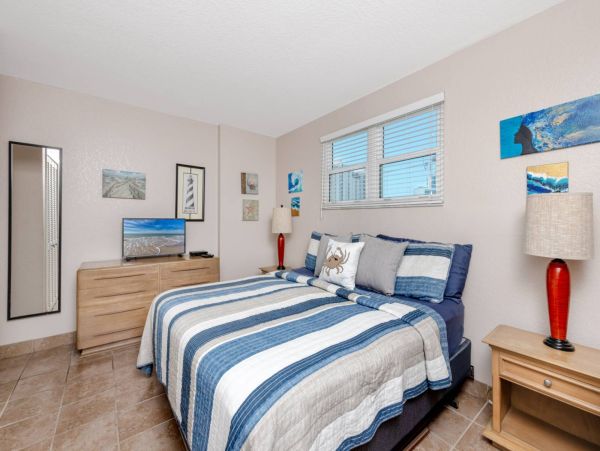 1 Bedroom Condo 1 Block from the beach