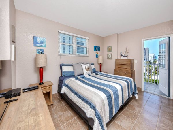 1 Bedroom Condo 1 Block from the beach
