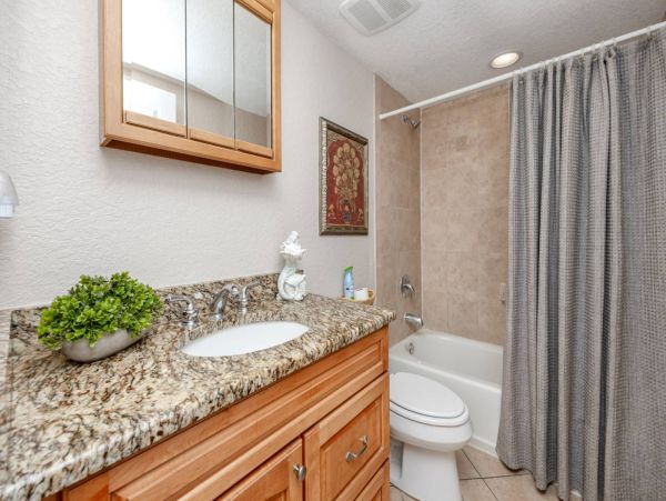1 Bedroom Condo 1 Block from the beach