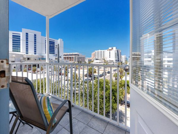 1 Bedroom Condo 1 Block from the beach