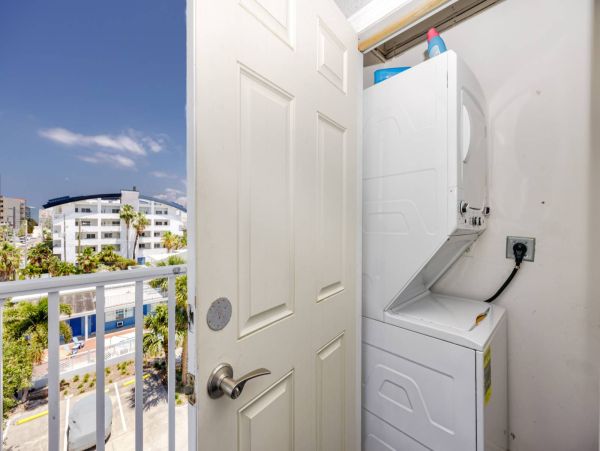 1 Bedroom Condo 1 Block from the beach