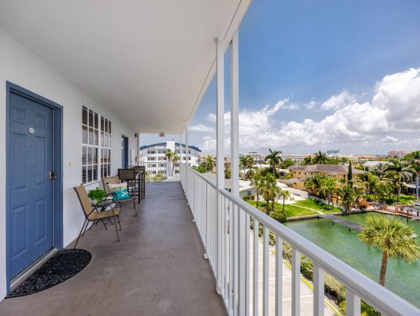 1 Bedroom Condo 1 Block from the beach
