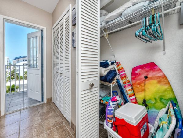 1 Bedroom Condo 1 Block from the beach