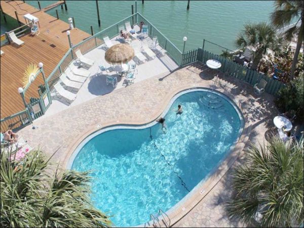 1 Bedroom Condo 1 Block from the beach