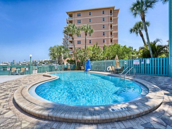 1 Bedroom Condo 1 Block from the beach