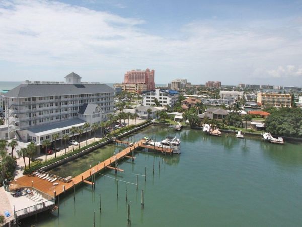 1 Bedroom Condo 1 Block from the beach