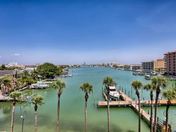 1 Bedroom Condo 1 Block from the beach