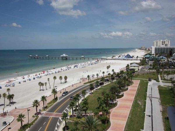 1 Bedroom Condo 1 Block from the beach