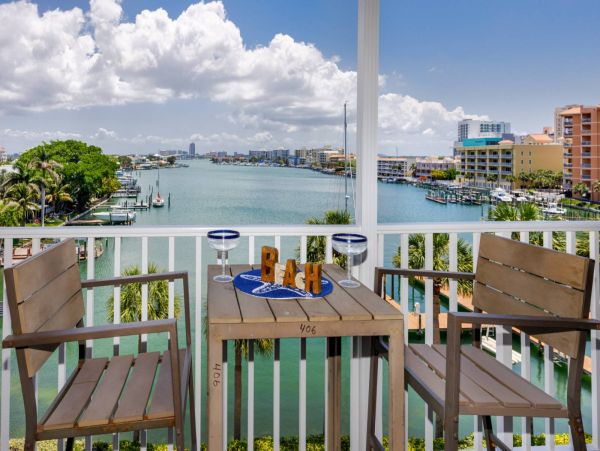 1 Bedroom Condo 1 Block from the beach
