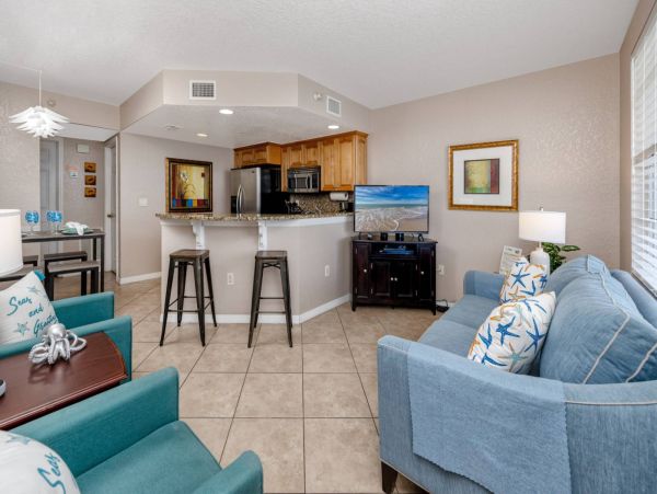 1 Bedroom Condo 1 Block from the beach