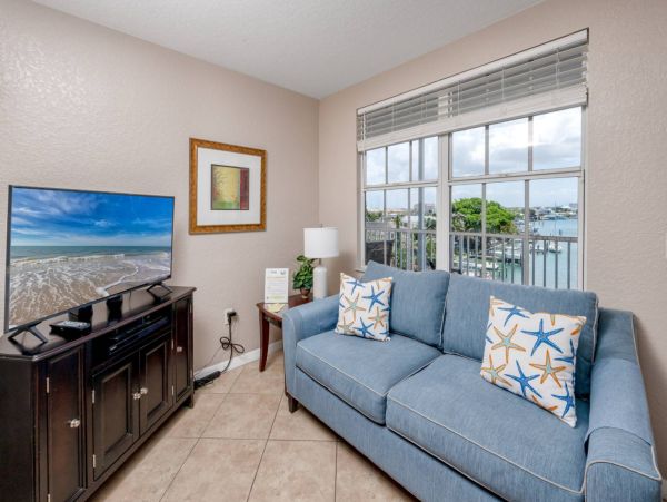 1 Bedroom Condo 1 Block from the beach