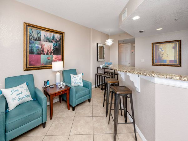 1 Bedroom Condo 1 Block from the beach