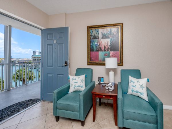 1 Bedroom Condo 1 Block from the beach