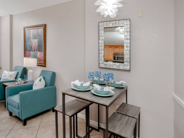 1 Bedroom Condo 1 Block from the beach