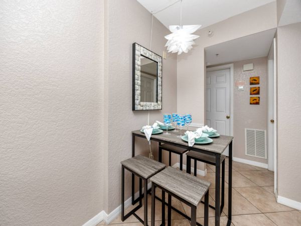 1 Bedroom Condo 1 Block from the beach