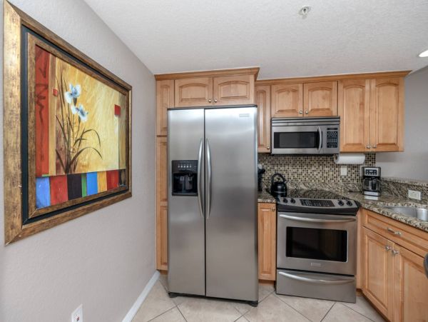 1 Bedroom Condo 1 Block from the beach