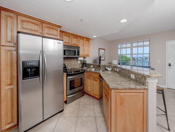 1 Bedroom Condo 1 Block from the beach