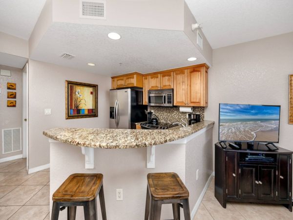 1 Bedroom Condo 1 Block from the beach
