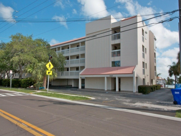 Clearwater waterfront condo short walk to beach