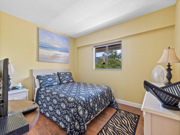 Clearwater waterfront condo short walk to beach