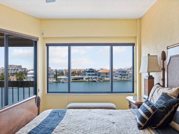 Clearwater waterfront condo short walk to beach