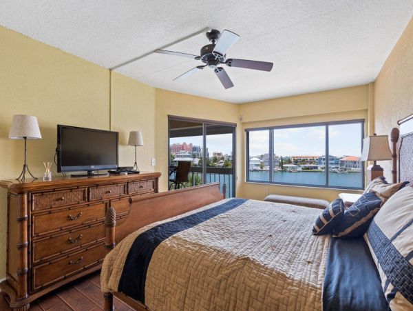 Clearwater waterfront condo short walk to beach